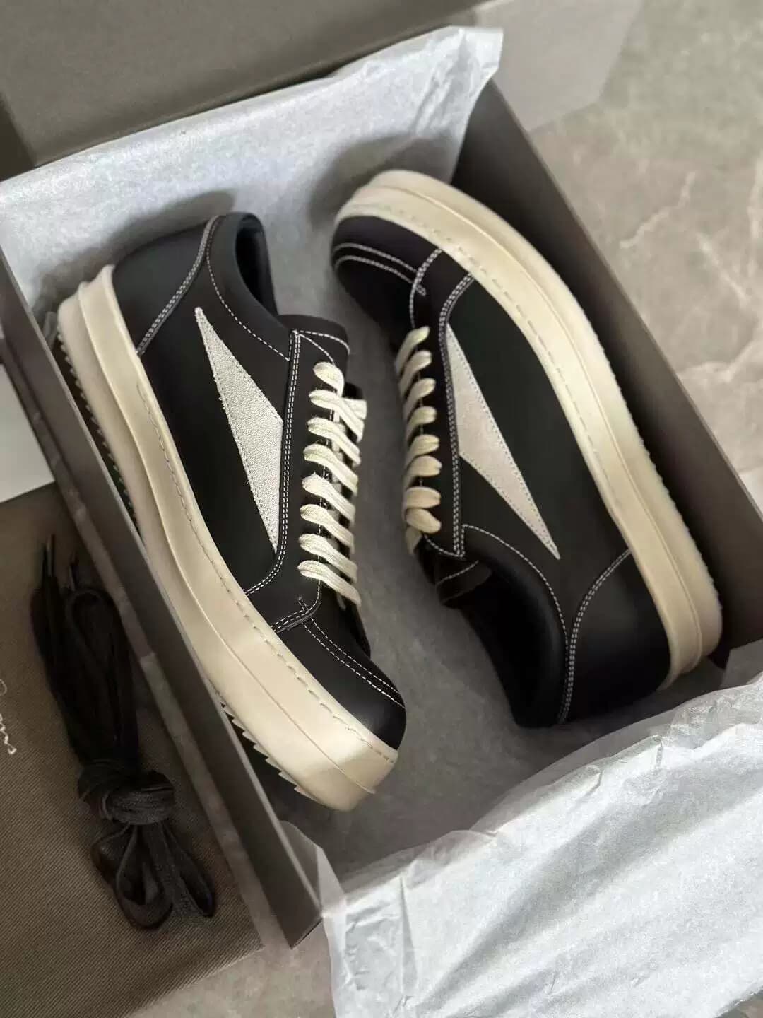 Модель Fidelity RICK OWEN RICK OWEN/RO черного цвета с глубоким вырезом в тон универсальной модели