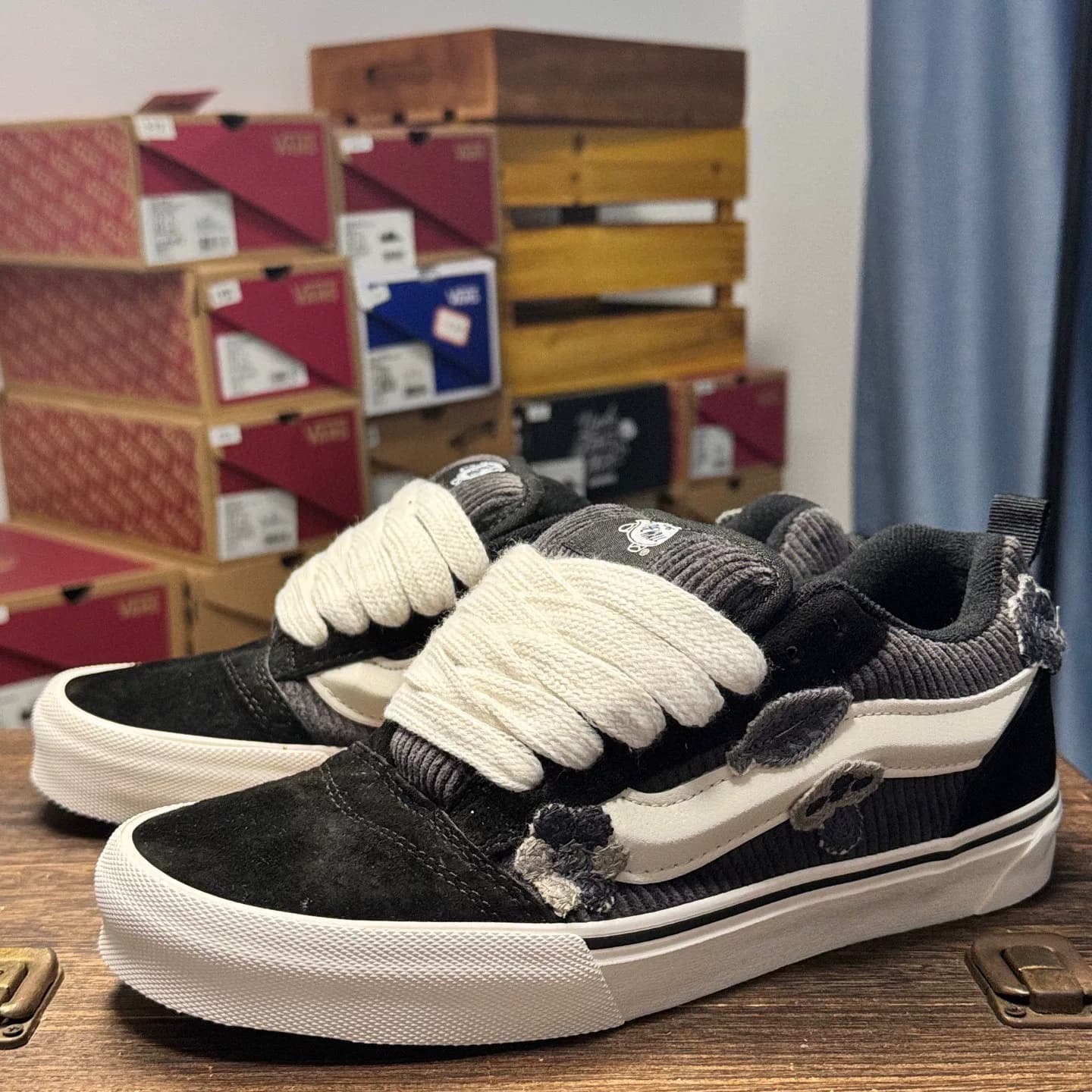 Кроссовки Vans bread с вышитыми черными и белыми цветами
