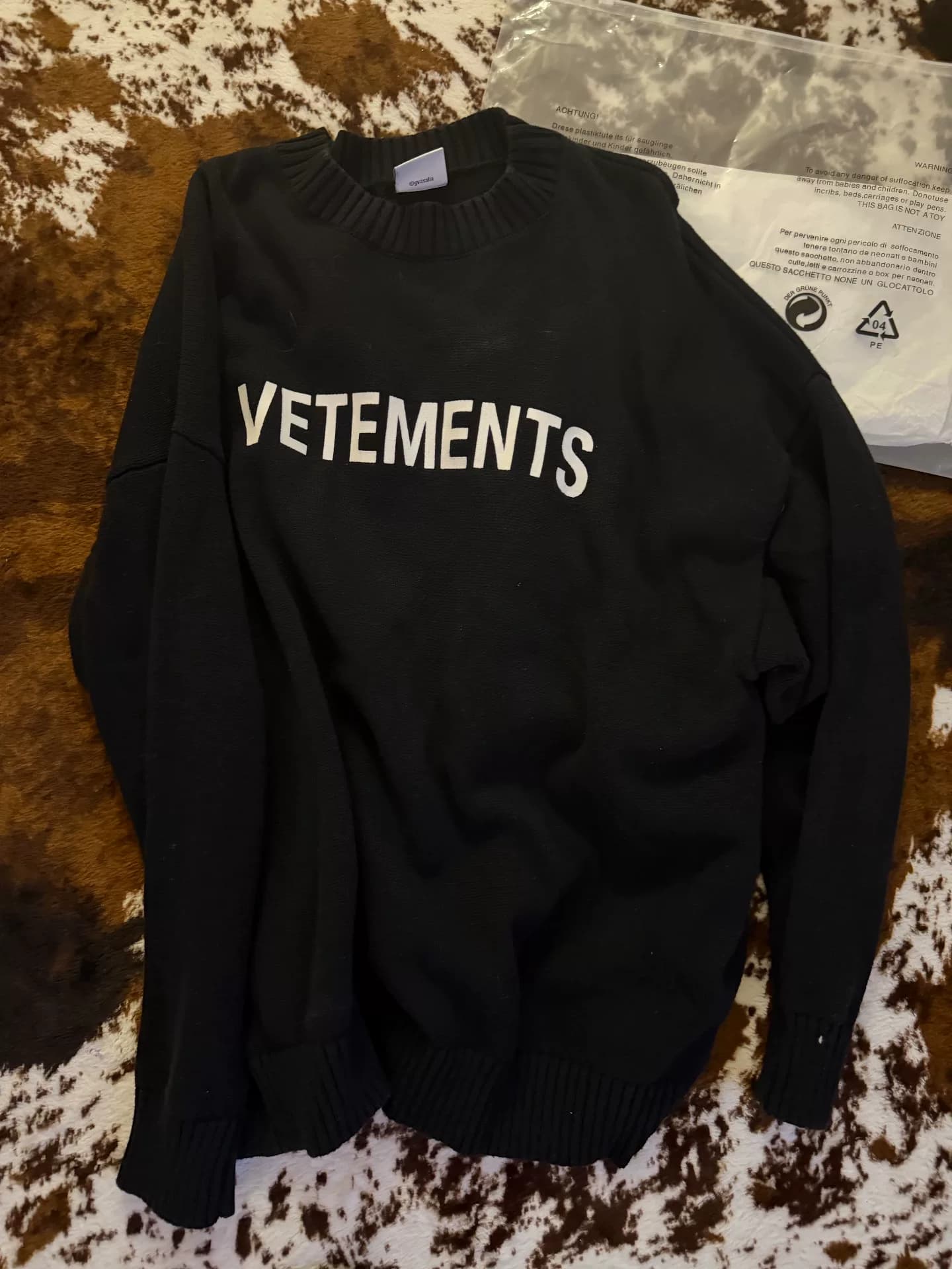 Также доступны вязаные свободные свитера Vetements с черными буквами на круглом вырезе для мальчиков размера L
