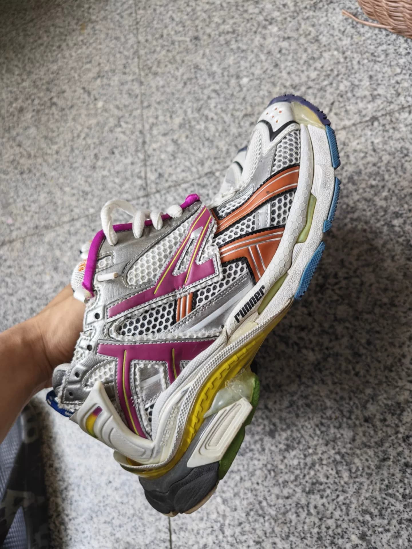 Кроссовки Balenciaga Runner радужного цвета, соответствующие размеру 42