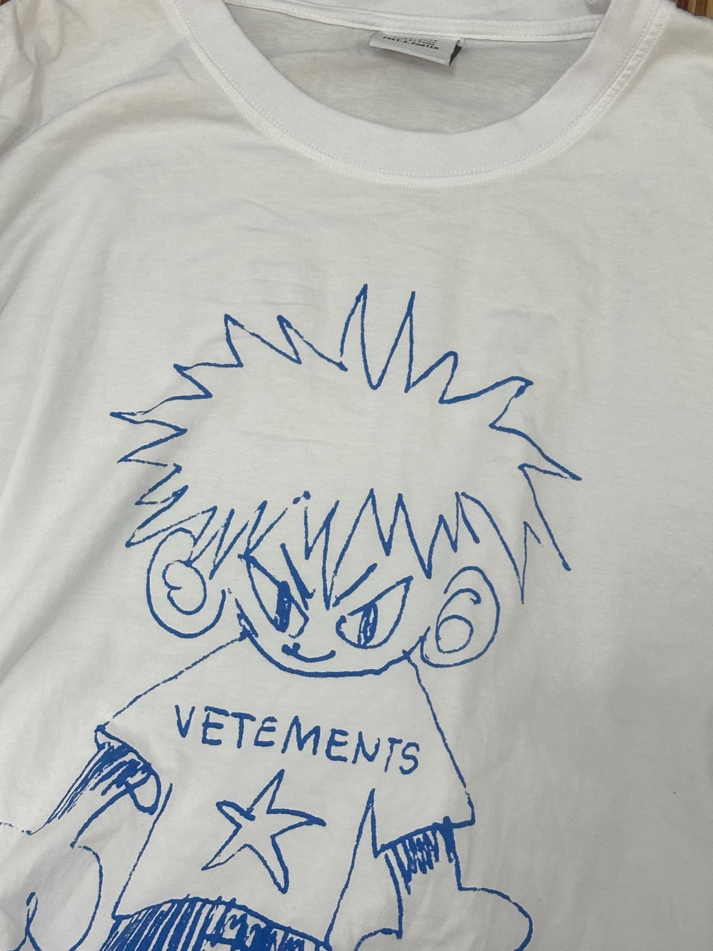 Новая футболка с коротким рукавом с диффузным принтом "Killua” от VETEMENTS 2024