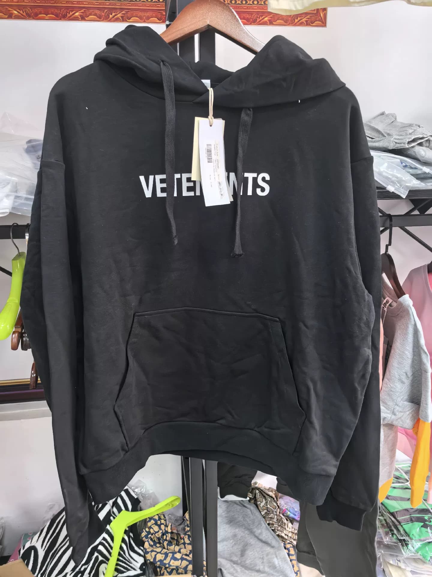 Милый черный свитер с капюшоном от VETEMENTS, абсолютно новый, подходит для осени и зимы.размер