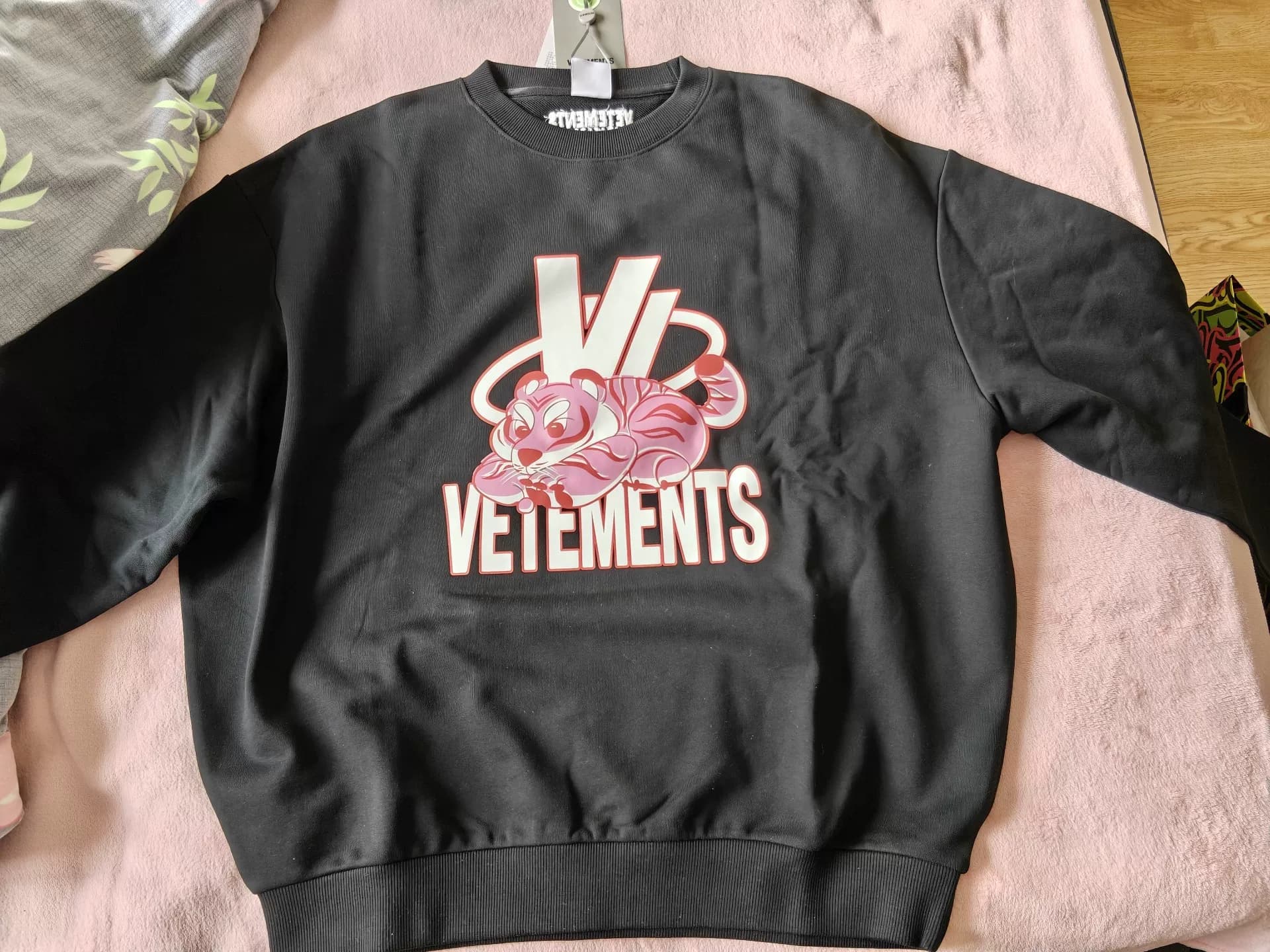 Милый свитер-пуловер от VETEMENTS, черного цвета, абсолютно новый, подлинный, с биркой.частный