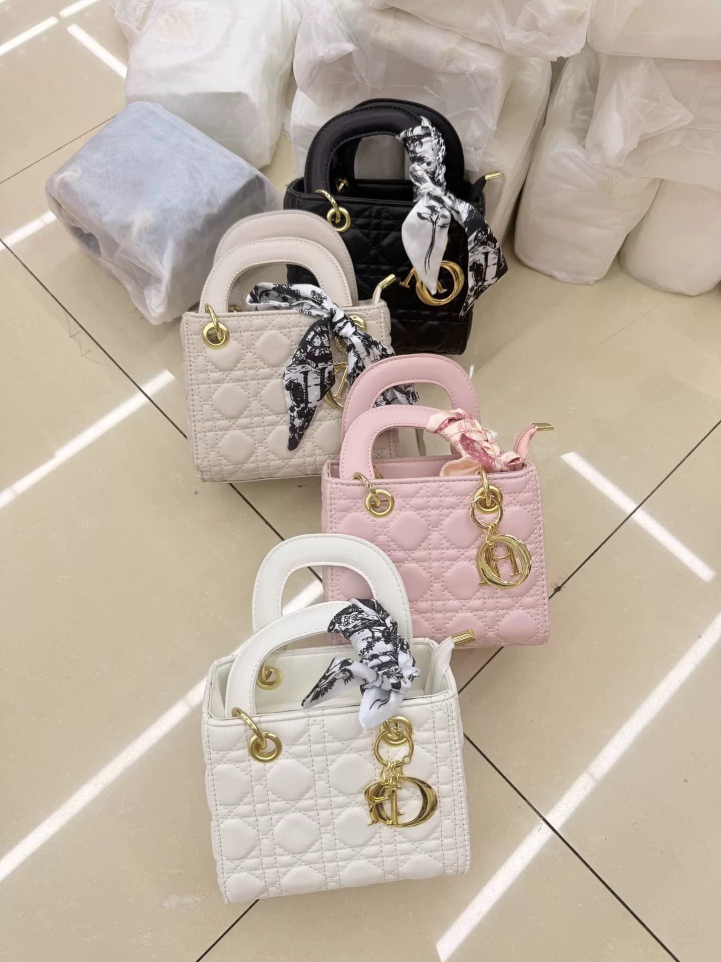 Сумка Dior Dai Fei доступна в четырех цветах: белом, розовом, черном и бежевом.