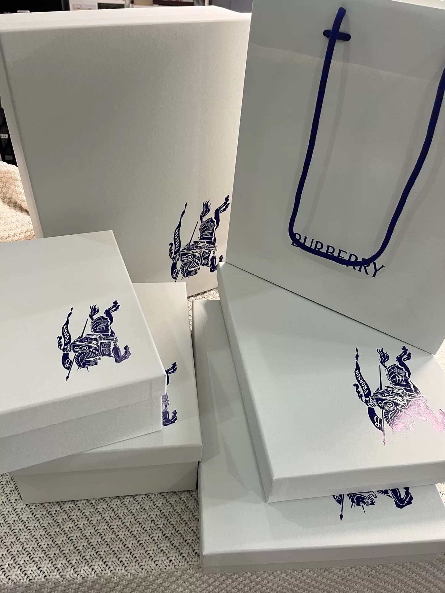 Burberry Совершенно новый прилавок Burberry подлинный