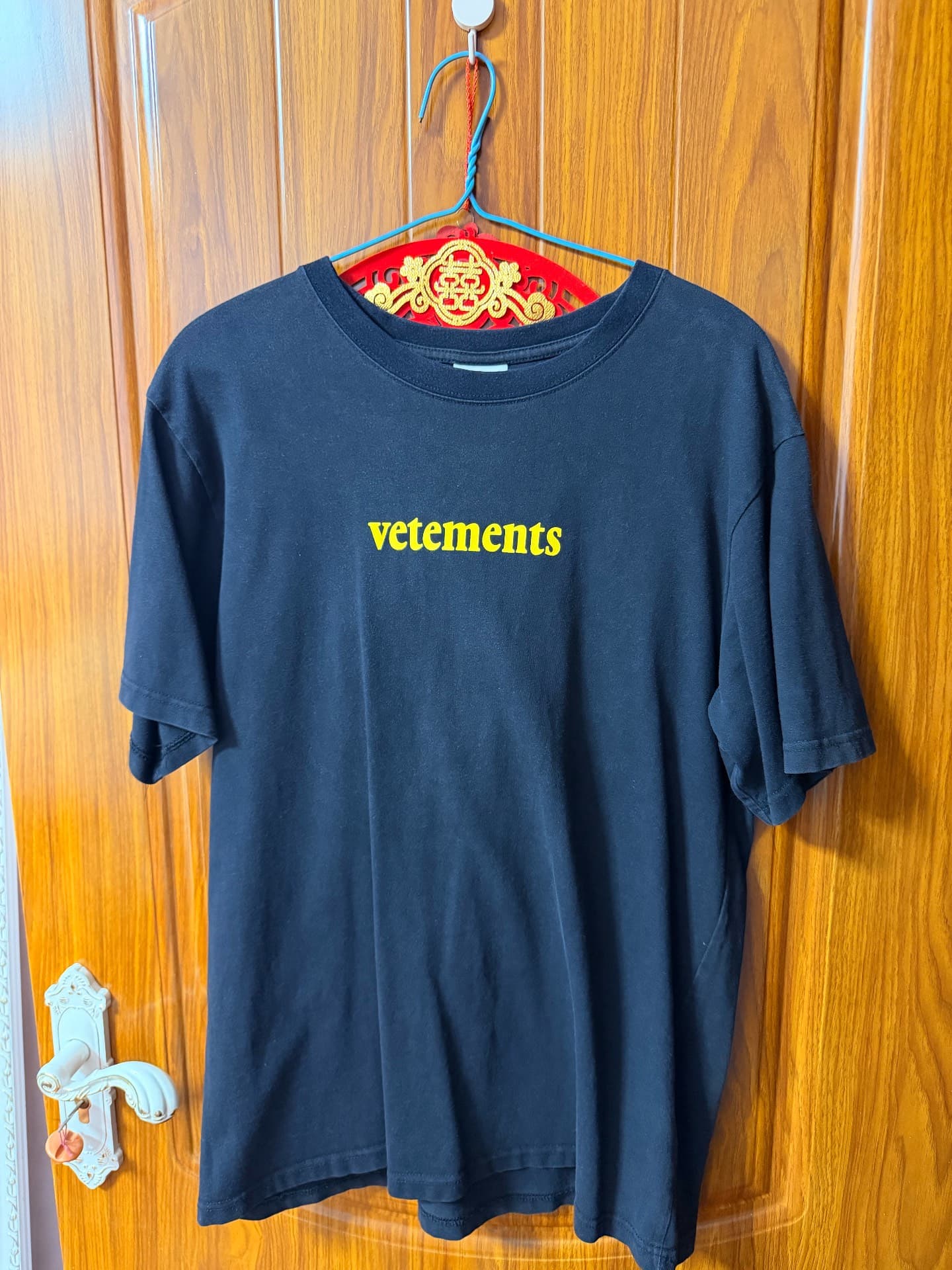 симпатичная черная футболка с короткими рукавами от vetements, желтый логотип, очень хорошая версия